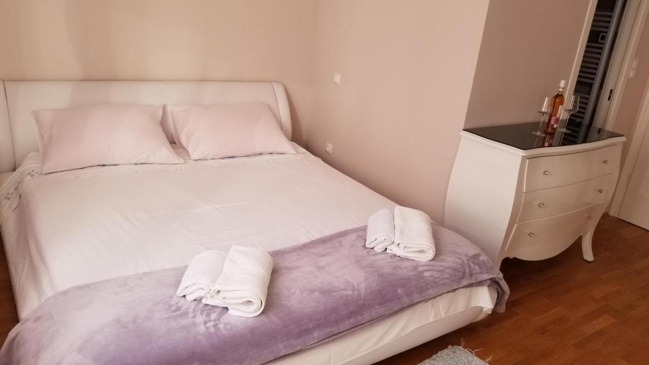 Bedroom With Bathroom Shower Split Exterior foto