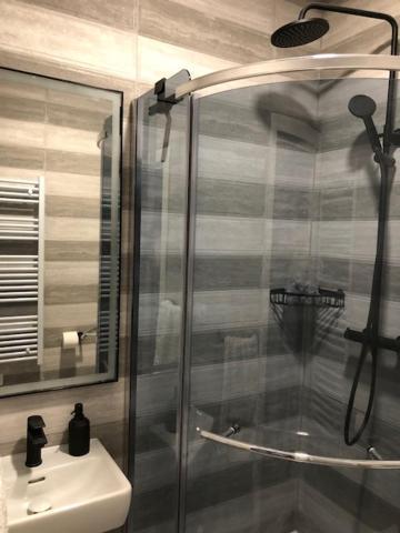 Bedroom With Bathroom Shower Split Exterior foto